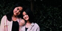 Ajak YouTuber Rivaldi Ziarah ke Makam Ibu, Topi dan T-Shirt Mayang Tuai Sorotan
