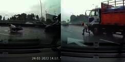 Video Detik-Detik Pemotor Lolos dari Maut Usai Tergelincir Akibat Jalan Licin, Nyaris Dilindas Truk