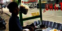 Bukan Main! Hanya Jualan 3 Jam Sehari Pakai Gerobak Sederhana, Pedagang Mendoan Ini Raup Rp24 Juta Perbulan