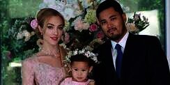 Potret Varsha Strauss Menantu Bule Bambang Trihatmodjo saat Momong Anak, Bikin Salfok!