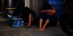 Demi Bantu Ibu, Kakak Adik Ini Jualan Mie Sampai Tertidur Depan Minimarket