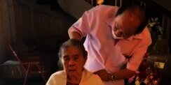Viral! Momen Anak Tukang Becak yang Kini Jadi Orang Terkaya Indonesia Sisir Rambut Sang Ibu