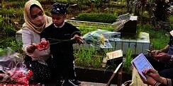 10 Potret Gala Sky Pertama Kali Ziarah ke Makam Vanessa Angel-Bibi, Sorot Matanya Bikin Haru!