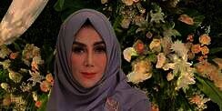 Outfit Shocking Pink Mama Amy, Sandalnya Nyaris Rp10 Juta