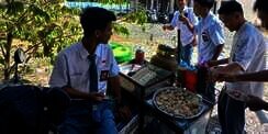 Hebat, Siswa SMK Ini Tak Malu Dagang Siomay di Sekolah Demi Bantu Keluarga