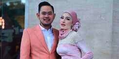 Unggahan Kocak Shandy Purnamasari Berpose Bareng Suami Pakai Payung Chanel