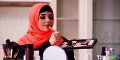 Ssst, Begini Trik Makeup Para MUA Buat Menyamarkan Wajah Beruntusan