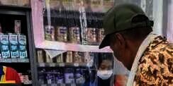 Kakek Tukang Sol Sepatu Beli Popok untuk Sang Istri, Kisahnya Bikin Warganet Haru