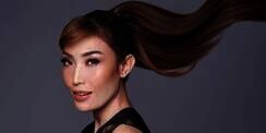 Deretan Gaya Ayu Dewi Pakai Dad Sandals