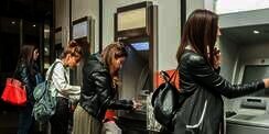 Rusia Panik! Warga Serbu ATM Tarik Semua Uang Tabungan