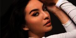 8 Potret Kontroversial Manohara, Akui Pindah Agama Hingga Pose Pegang Puntung Rokok!