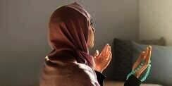 7 Bacaan Dzikir Petang, Amalan Harian Memohon Perlindungan dan Kebaikan dari Allah