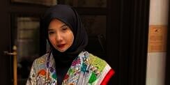 Padu Padan Gemas Sepatu Kuning dan Dress Pink ala Zaskia Sungkar