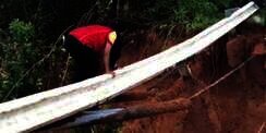 Demi Temukan Ibu yang Terseret Banjir Bandang, Wanita Nekat Seberangi Jembatan Rusak di Atas Sungai