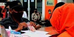 BLT Rp600 Ribu untuk PKL, Warung, dan Nelayan Disalurkan TNI-POLRI