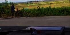Aksi Kakek di Kebumen Bawa Sepeda Onthel Tambal Jalan Berlubang Sendirian Banjir Doa dan Pujian Netizen