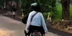 Viral Sejoli Boncengan Naik Motor Mogok, Aksi Cewek Bantu Dorong Bikin Netizen Salfok