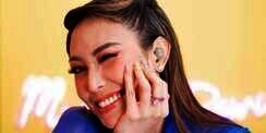 Pilihan Fashion Unik Ayu Dewi, Pakai High Heels Bersayap Emas