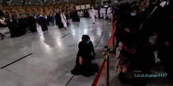 Wanita Ini Berbaring di Depan Kabah hanya untuk Selfie, Langsung Dapat Akibatnya