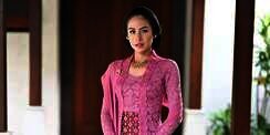 Terulang Lagi! Maudy Ayunda Bikin Meleleh Saat Pakai Kebaya Kutu Baru Merah Muda