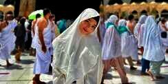 Dituding Keseringan `Ngonten` Saat Ibadah Umroh, Begini Pembelaan Fuji 