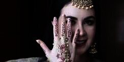 Jadi Istri Pejabat, 7 Potret Arumi Bachsin Fashion Show Pakai Baju India, Cantiknya Kebangetan!