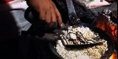 Penjual Nasi Goreng Unik, 'Senjatanya' Pakai Sekop