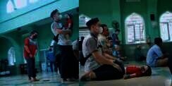 Momen Ayah Muda Sholat di Masjid Sambil Gendong Anak Bikin Mata Netizen Adem Lihatnya