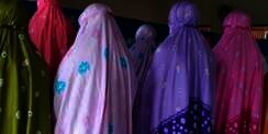 Bagaimana Hukumnya Memakai Mukena Warna-warni dan Bergambar untuk Sholat?