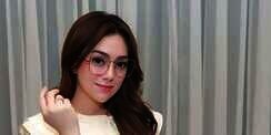 Celine Evangelista Buka Suara Soal Kabar Mualaf dan Anaknya Sholat Tarawih