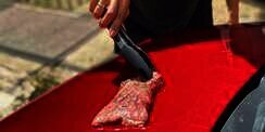 Daging Steak Dimasak 4 Jam di Kap Mobil, Hasilnya Tak Terduga