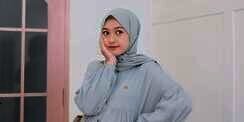 4 Inspirasi OOTD Warna Biru Pastel Ala Saritiw