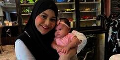 Belum Genap 2 Bulan, Potret Baby Ameena Tampil Cantik dengan Hijab Putih Banjir Pujian