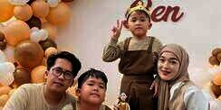 Ikut Rayakan Ultah Anak Bareng Ririe Fairus, Posisi Tangan Ayus Sabyan Disorot