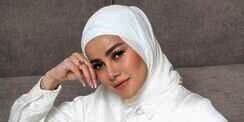 Gaya Seru Olla Ramlan Padukan Rok Duyung dan Pleated Sleeve