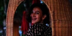 Pesona Wanda Hamidah Pakai Kain Tradisional 