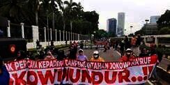 Potret Emak-Emak Peserta Demo 21 April, Kesal Disuruh Jalan Memutar
