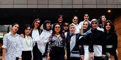 5 Potret Geng 'Kepompong' ala Mayangsari Kompak Pakai Dress Code dari Kebaya hingga Gamis