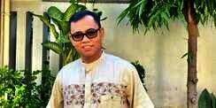 Bagi-bagi THR ke Karyawan Toko, Haji Faisal Ayah Fuji Banjir Pujian