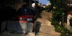 Parkir Terlalu Biasa! Pemilik Mobil Ini Bikin Garasi di Jalan Umum Komplek