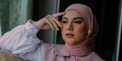 Inspirasi Tampilan Office Look Lebih Colorful ala Irish Bella