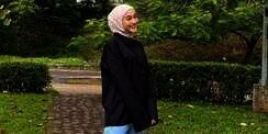 Outfit Kasual dengan Kemeja Hitam sebagai Atasan!