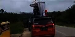 Viral Video Muatan Motor Scoopy Pemudik Nangkring Atap Toyota Calya, Mikir Keras Cara Angkatnya!