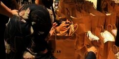 Bos Bagi-Bagi Hadiah Tas Mewah ke Semua Karyawan Sebagai Ucapan Terima Kasih