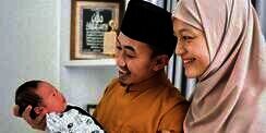Ustaz Syam Perlihatkan Video Detik-detik Istrinya Melahirkan, Ekspresi Wajah Jihan Ramai Dibahas