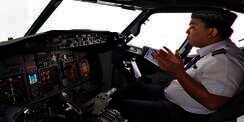 MasyaAllah, Pilot Ini Tunaikan Sholat di Kokpit Saat Terbang