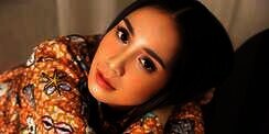 Nongkrong Bareng Sahabat di Bali, Harga Sandal Nagita Slavina Jadi Sorotan