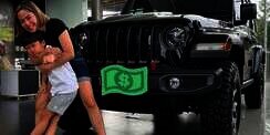 Gaya Santai Farida Nurhan Pakai Sandal Jepit Beli Mobil Miliaran