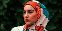 Style Seru Irish Bella Padukan Warna Cerah dalam Satu Tampilan