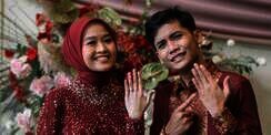 5 Potret Lamaran Bintang Emon dan Alca Octaviani Bernuansa Merah Marun